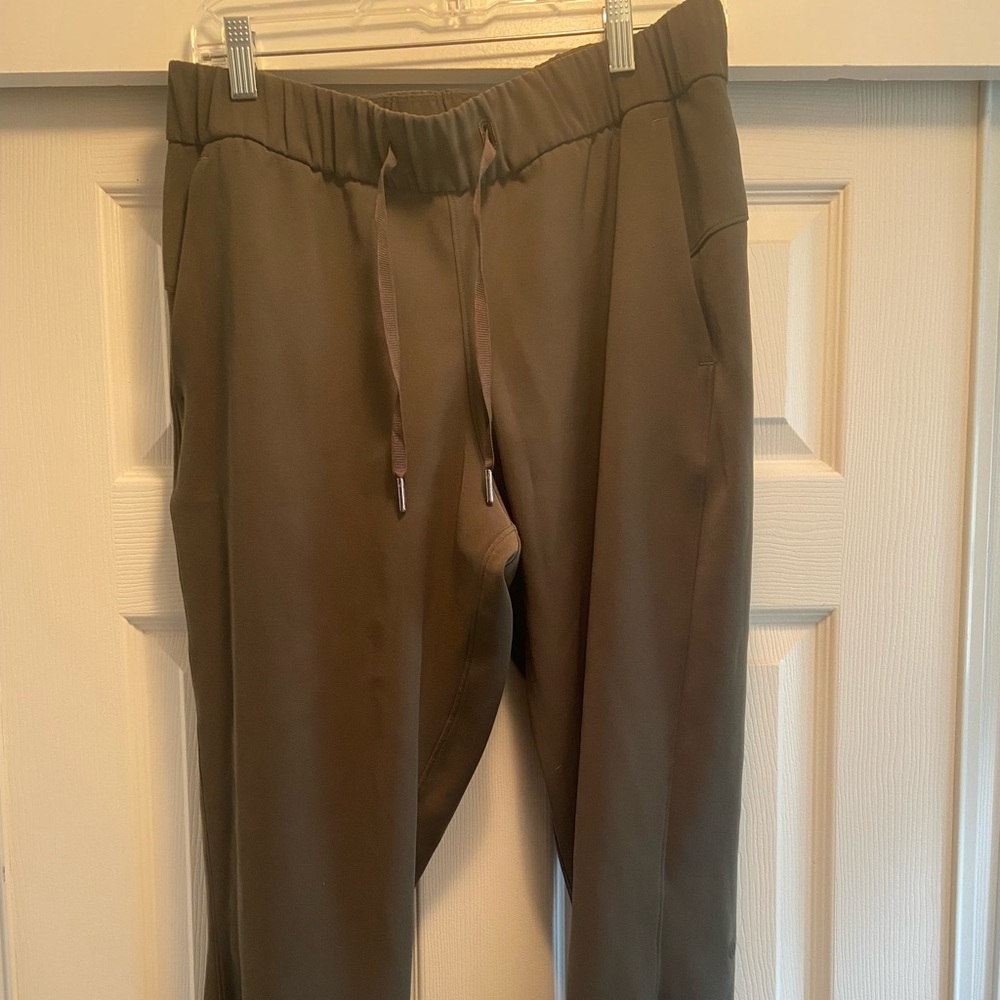 Lululemon cropped army green “On the Fly pant”